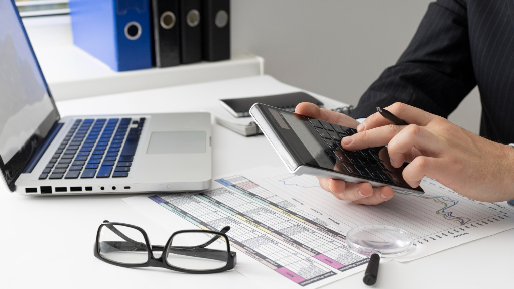 side-view-business-man-calculating-finance-numbers.jpg