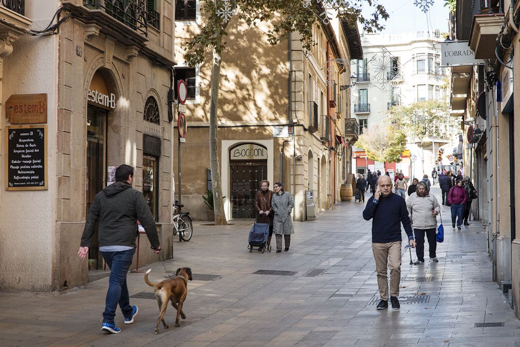 persones-al-carrer-major-de-sarria.jpg