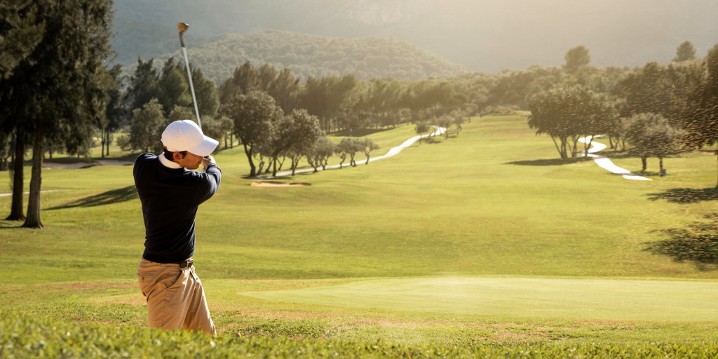 side-view-man-playing-golf.jpg